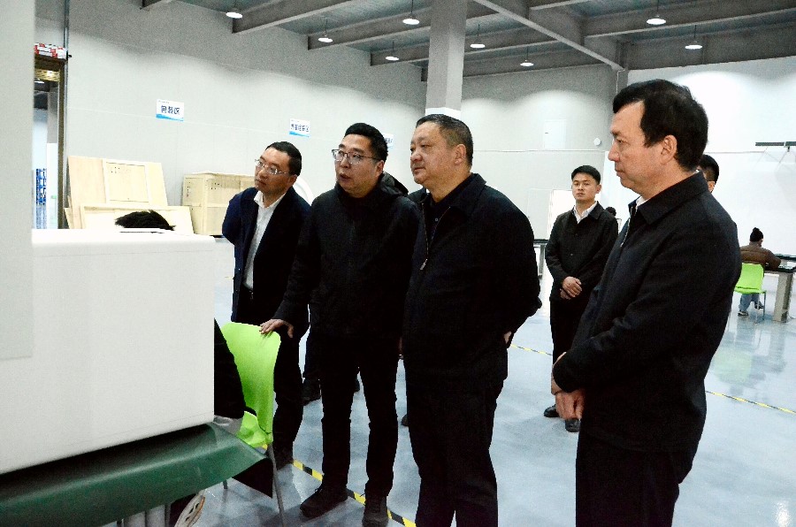 2月28日，杨国宗到云南弥渡产业园长坡岭片区调研云南明峰医疗科技有限公司项目建设情况。_proc_副本.jpg