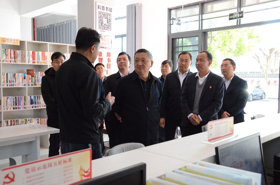 2月28日，杨国宗到寅街镇东风村委会调研党建引领基层社会治理情况。_proc.jpg