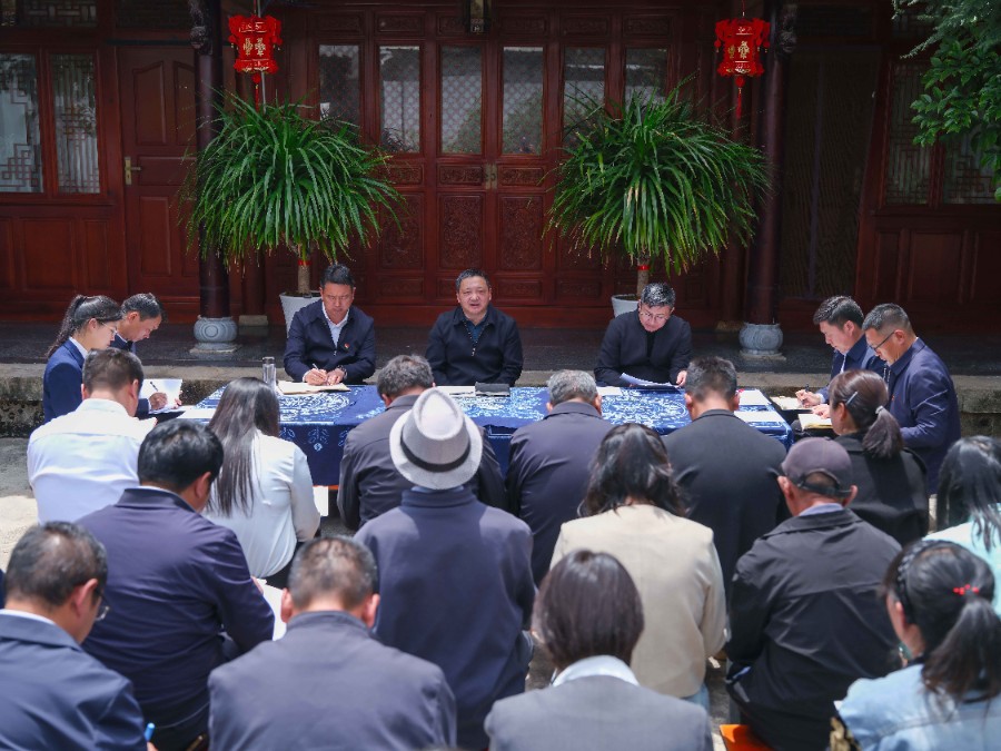 4月8日，杨国宗在剑川县沙溪镇灯塔村召开书记院坝协商会_proc.jpg