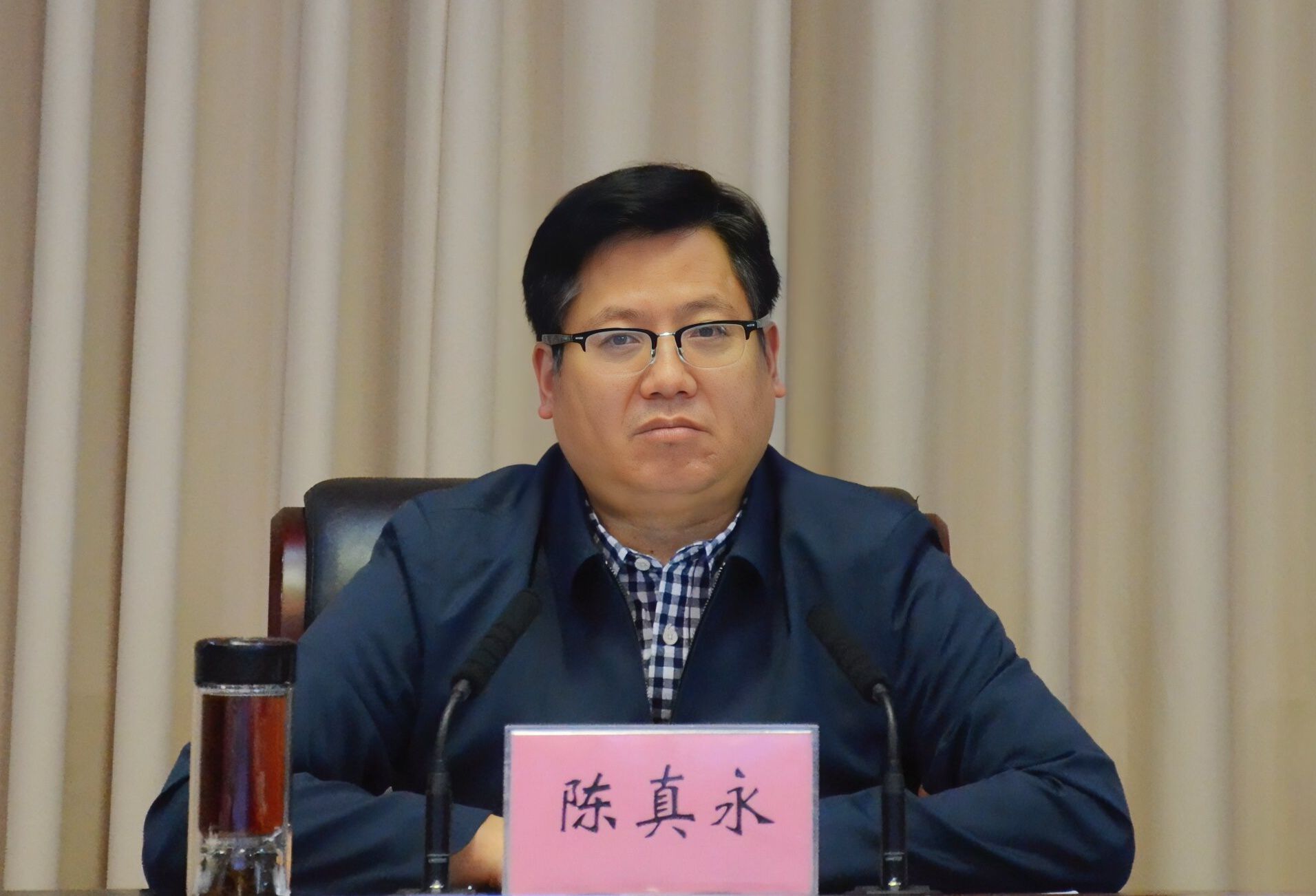 陈真永主持会议_proc_副本.jpg