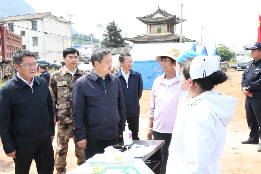 4月26日上午，州委书记杨国宗在洱源县牛街乡大同村临时安置点看望慰问一线抗震救灾工作人员_proc.jpg