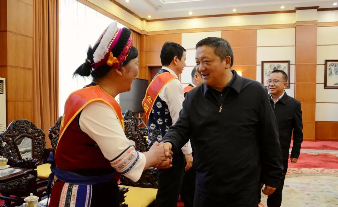 杨国宗与我州受表彰全国劳动模范座谈