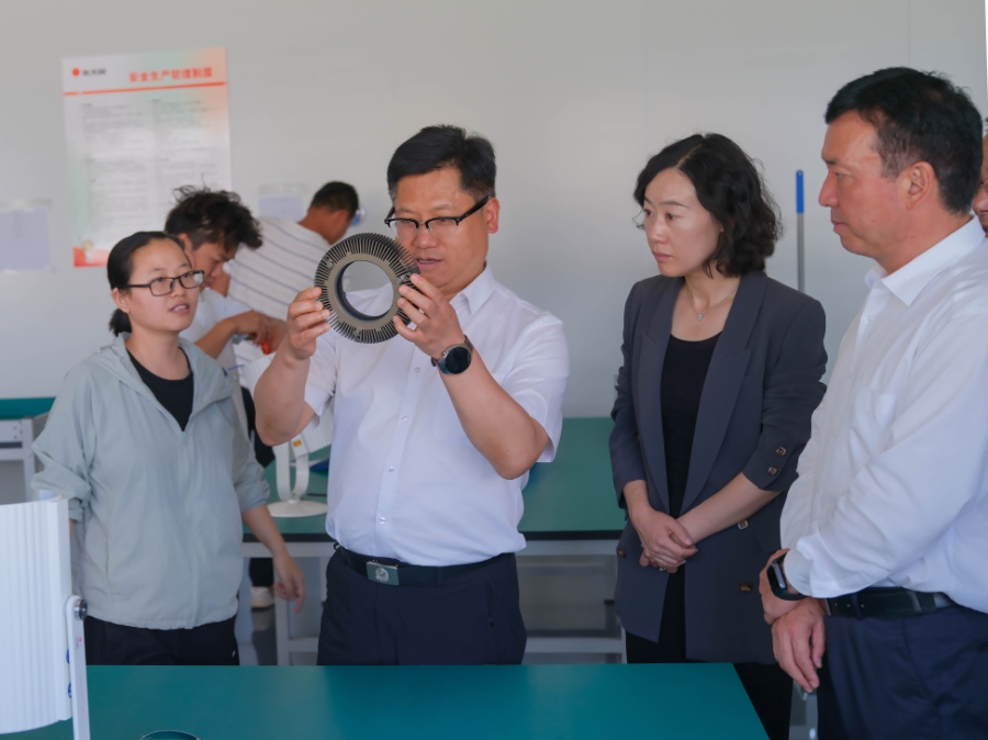 5月9日，陈真永在云南橙色光医疗科技有限公司调研企业项目建设情况.jpg