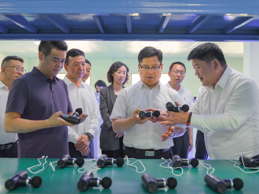 5月9日，陈真永在伟创医疗科技（云南）有限公司调研企业项目建设情况.jpg