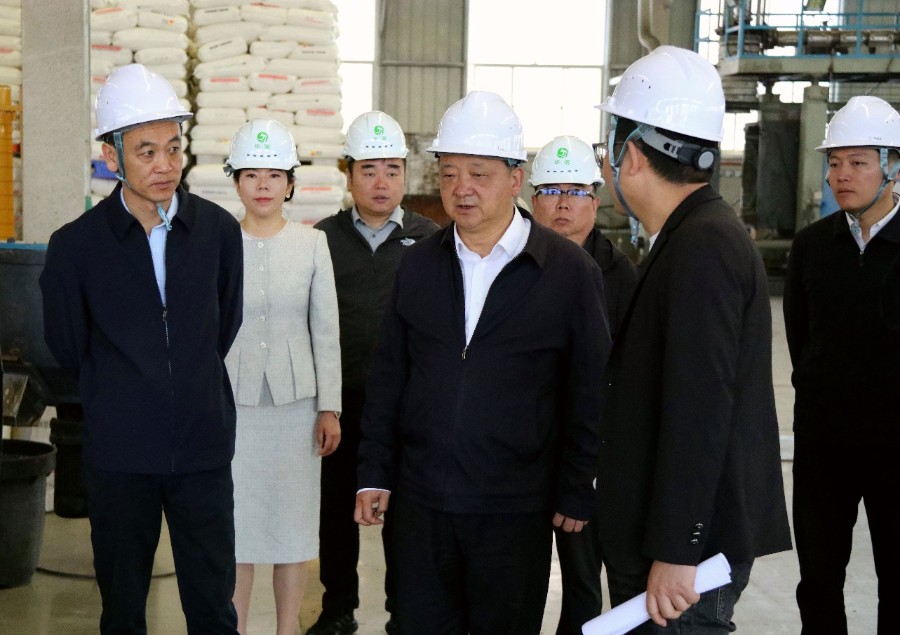 5月8日,杨国宗在祥云县云南华诺工贸有限公司调研企业运营情况并督导年度投资工作。_副本.jpg