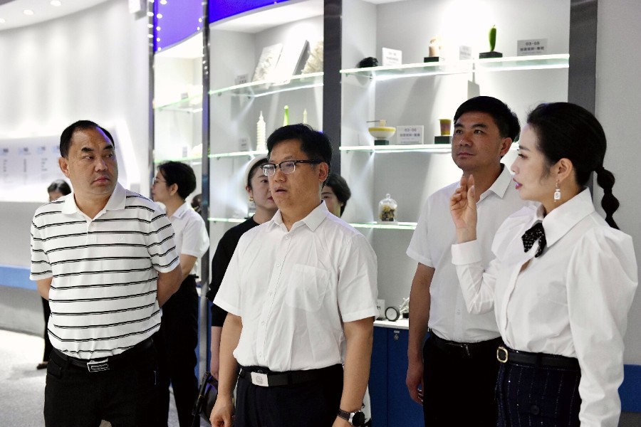 5月24日陈真永一行到深圳协同创新高科技发展有限公司考察新材料和3D打印技术等情况 (2)_proc_副本.jpg