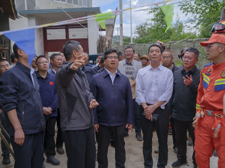 6月5日，陈真永到震中三营镇白草村实地察看房屋受损情况。_proc.jpg