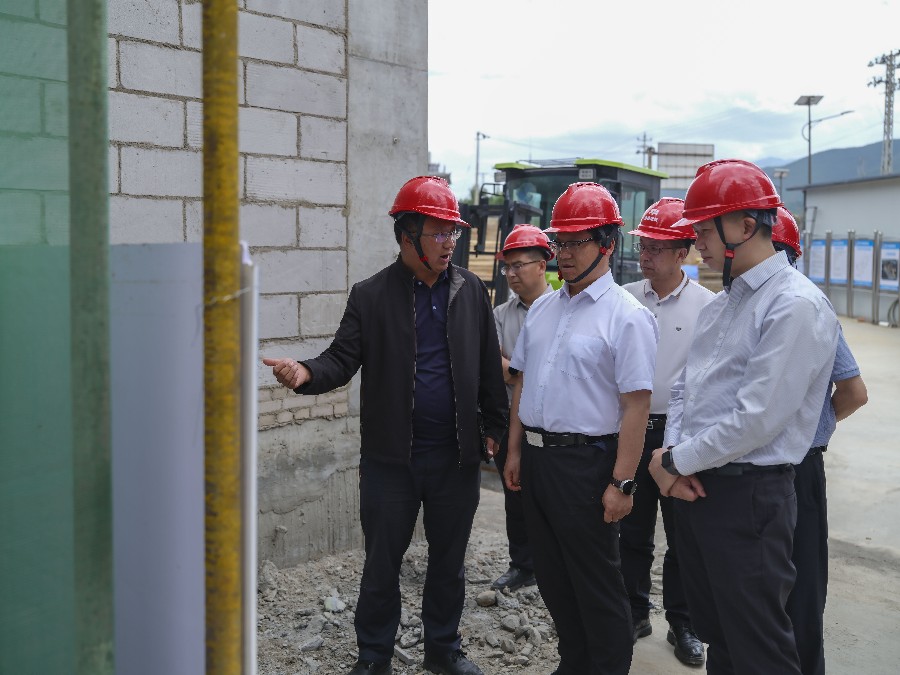 6月5日，陈真永在剑川县沙溪古镇“乡愁记忆”示范带项目现场调研农文旅融合情况。_proc.jpg