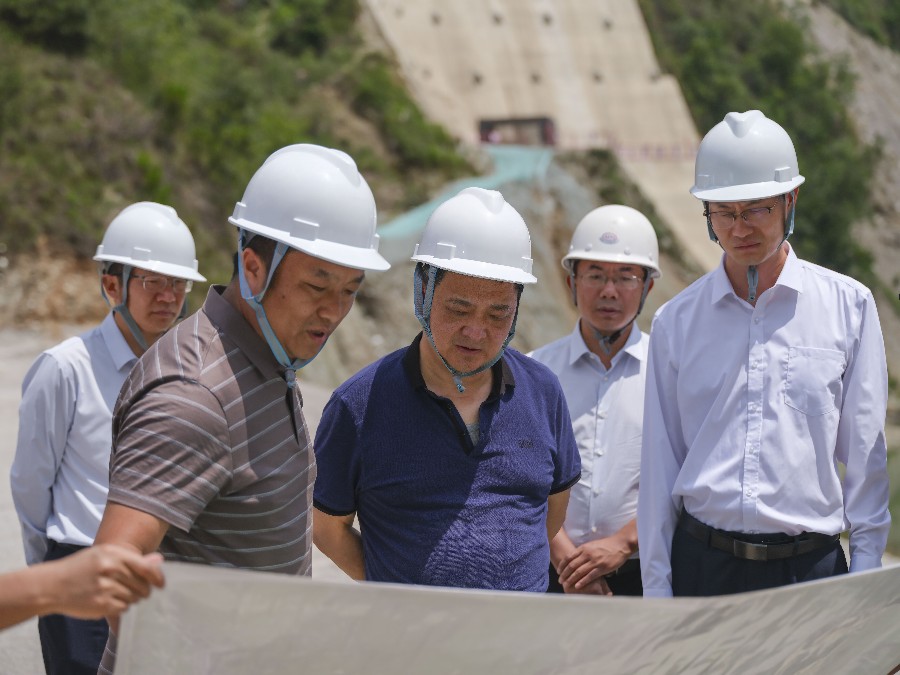 6月12日，杨国宗在南涧县宝华镇拥政水库建设现场，听取工作汇报，督导相关工作。_proc.jpg