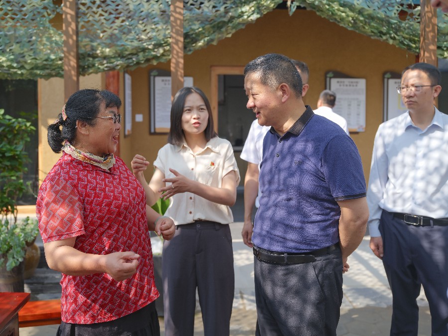 6月13日，杨国宗在南涧县南涧镇西山村调研无量幸福小院建设运营情况。_proc.jpg