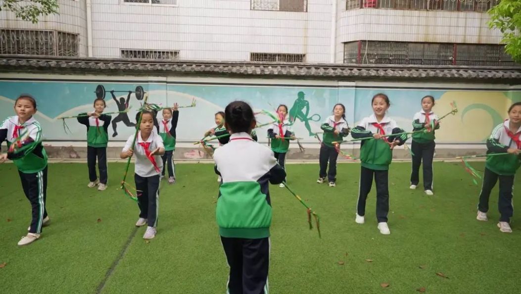 9岁5年舞龄，洱源“霸王鞭女孩”舞动非遗新传承