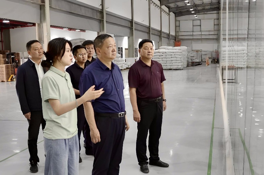 7月1日上午，杨国宗在云南白药集团数智云药(巍山)产地仓，调研红花全产业链发展情况_proc_副本_副本.jpg