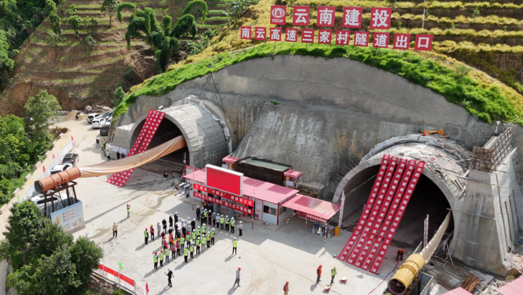 首座隧道顺利贯通！南云高速建设取得阶段性重要突破