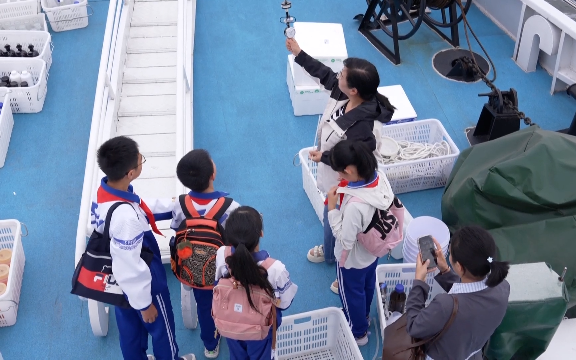 洱海“体检”现场惊现萌娃团！一起Get洱海的“健康密码”→