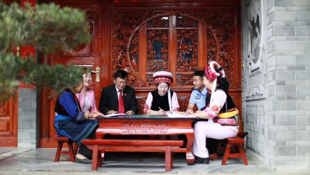 法徽映照“金花”开 ——大理市人民法院喜洲人民法庭探索多元解纷新路径 绘就基层善治新“枫”景