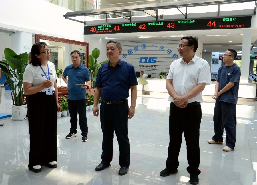 7月10日，州委书记杨国宗到永平县政务服务中心调研运营情况。_proc_副本.jpg