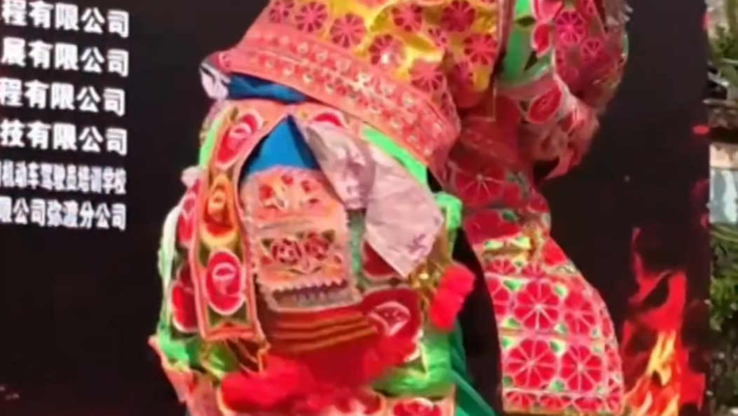 大理这个彝族村火把节上演女子摔跤比赛，趣味十足，欢乐加倍。#来大理爱上弥渡#在大理爱上生活#2025上马台火把节 #火把节