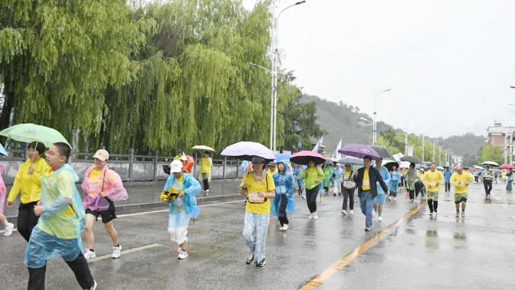 2500余人燃情开跑！当马拉松撞上火把节→