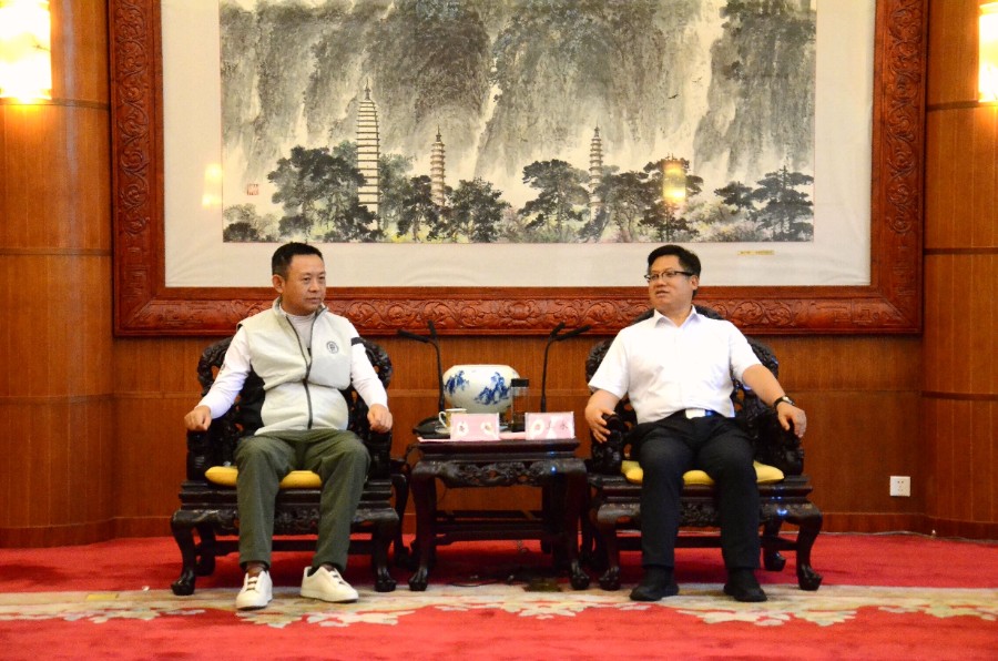 陈真永与龙翔等企业家举行工作座谈。_proc_副本.jpg