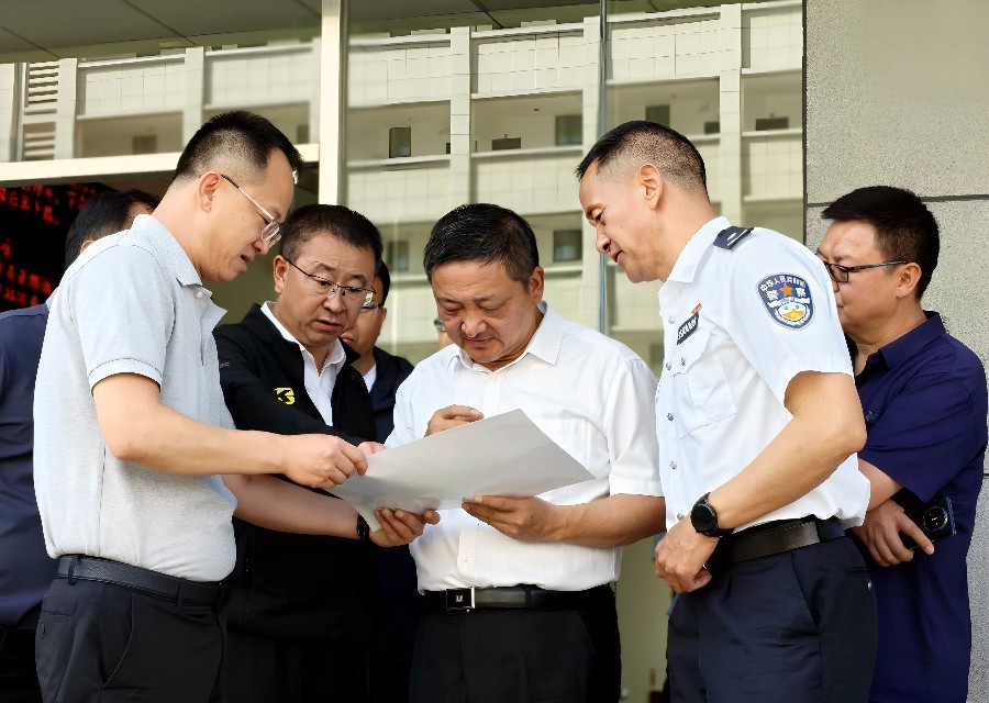 杨国宗在州交警支队高速公路交警大队了解地块使用情况_proc_副本.jpg