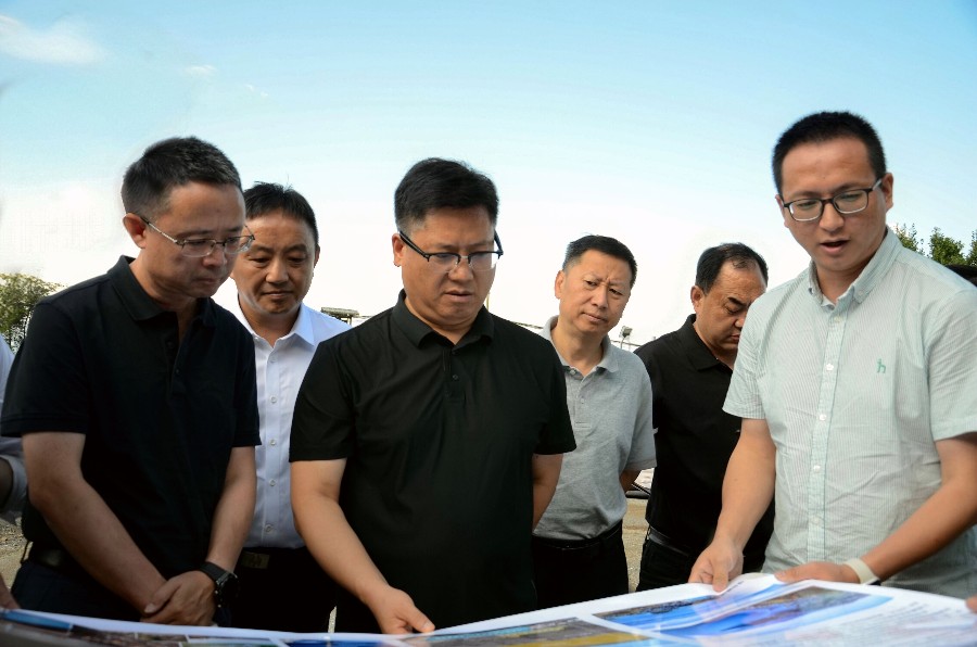 8月1日上午，陈真永在大理市双廊镇半山公园项目建设现场听取汇报。_proc_副本.jpg