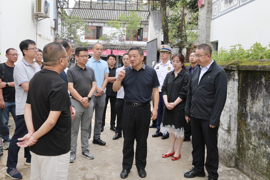 图片说明：8月7日上午，杨国宗在大理古城，围绕旅游市场秩序整治、风貌环境提升、文旅业态更新等情况进行调研_proc.jpg