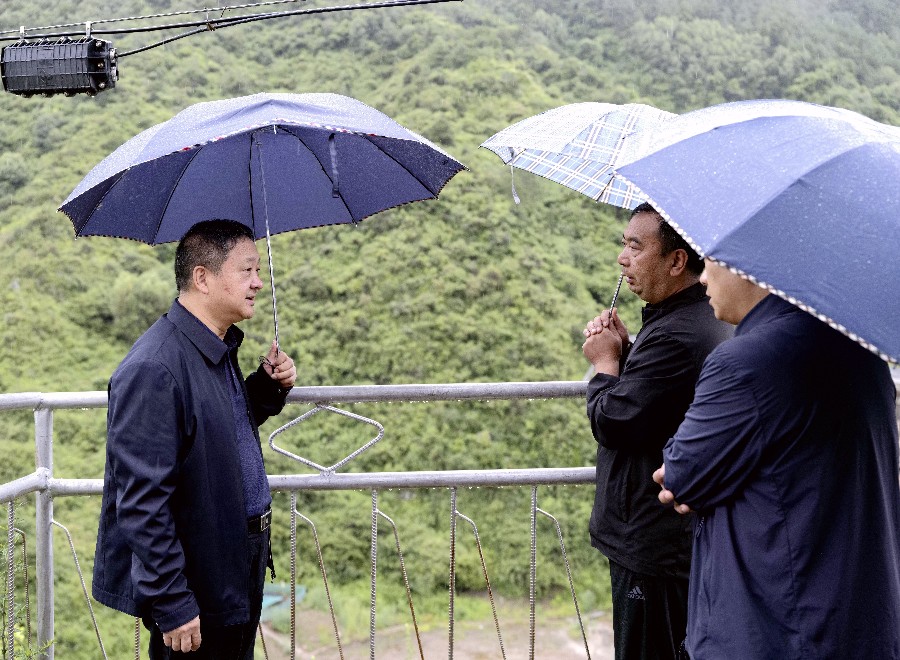 8月12日，杨国宗在剑川县双河水库实地察看流域防洪调蓄、巡查排险及工程加固等情况。_proc_副本.jpg