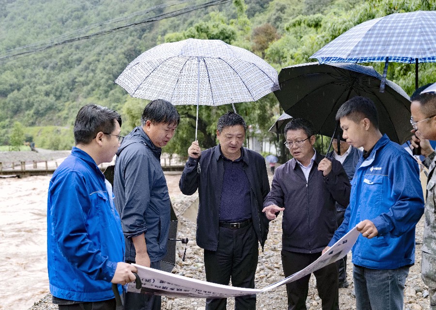 8月12日，杨国宗在洱源县乔后镇下合江村实地踏查地质隐患点，督导地质灾害综合治理、河道治理及应急避险工作。_proc_副本.jpg