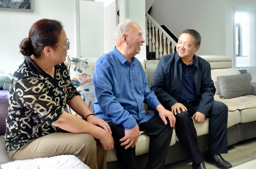 图片说明：8月19日下午，杨国宗在大理市走访慰问抗战老战士老同志郑桂金并发放纪念章_proc.jpg