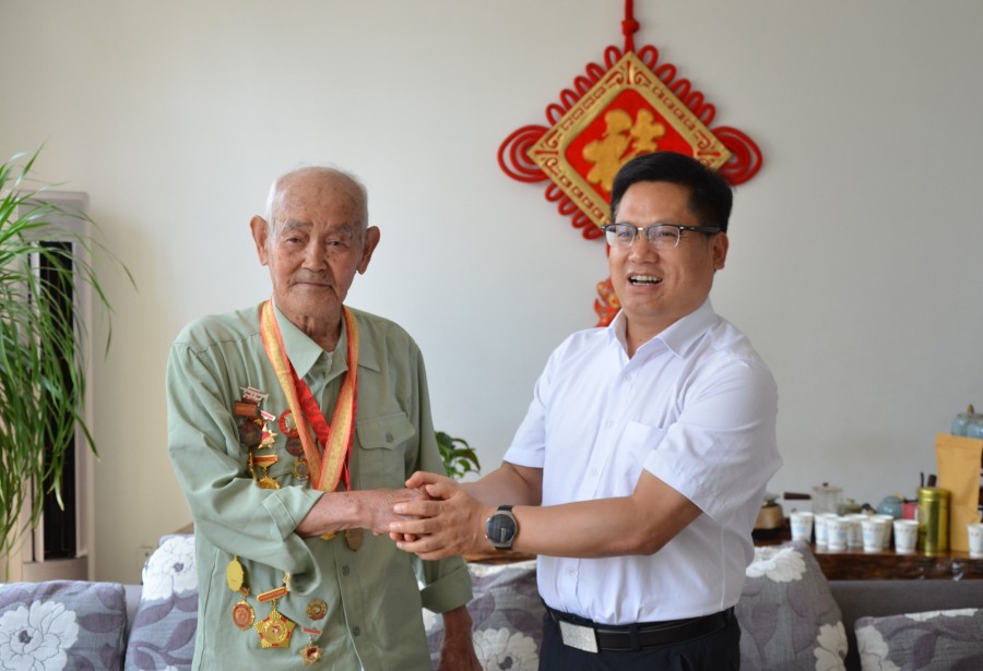 图片说明：8月18日下午，陈真永到宾川县走访慰问抗战老战士崔延祥并发放纪念章_proc.jpg