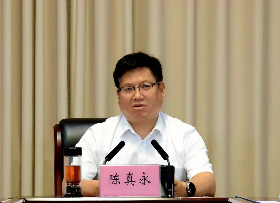 陈真永主持会议。_proc_副本.jpg