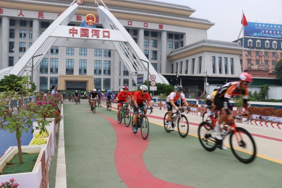 中越“两国一赛道”国际自行车赛。运动员在比赛中横穿中越友谊大桥。