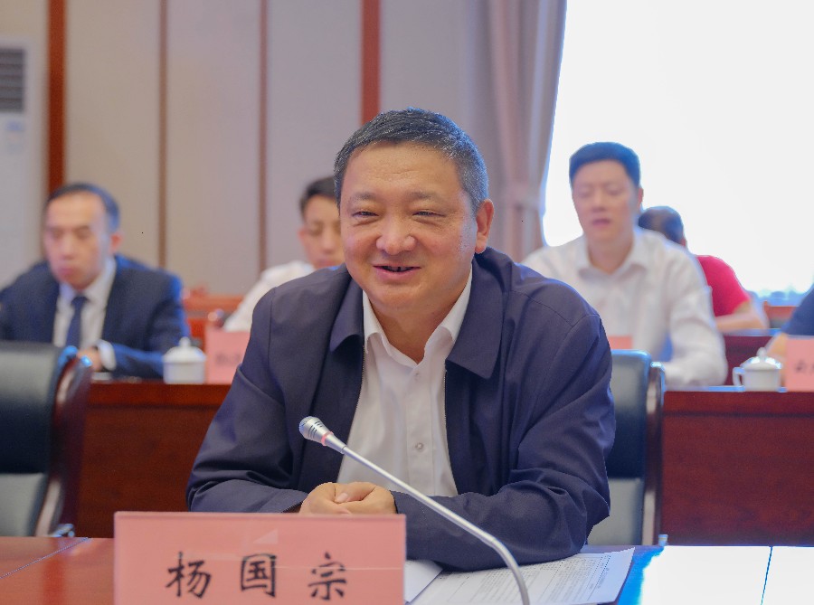 杨国宗出席座谈会并讲话_proc_副本.jpg