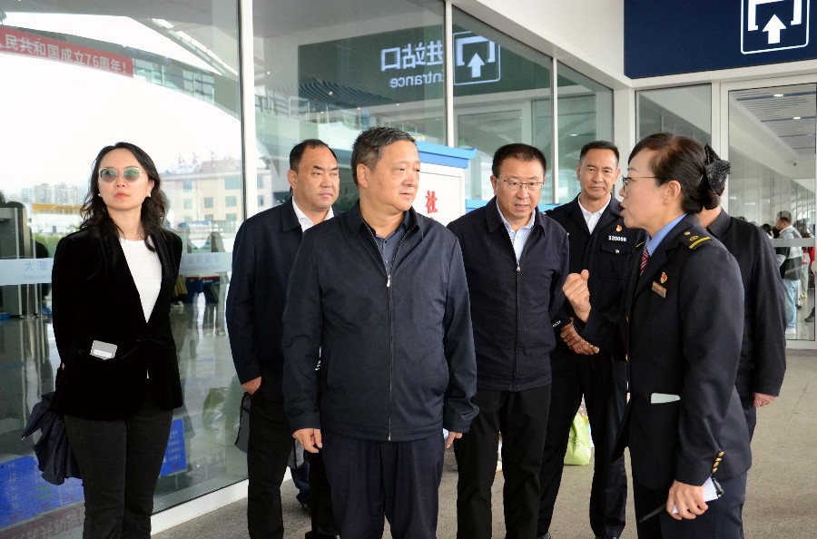 9月30日，杨国宗带队到大理火车站检查车站营运安全、交通组织、游客疏导等工作。_proc_副本.jpg
