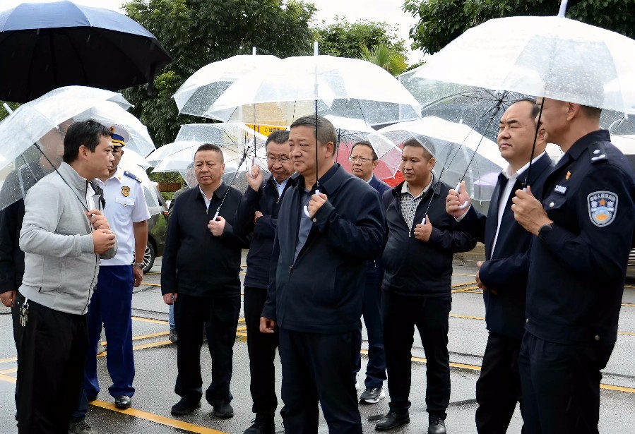 9月30日，杨国宗带队到大理市海东镇了解节假日交通组织、食品安全、旅游安全等情况。_proc_副本.jpg