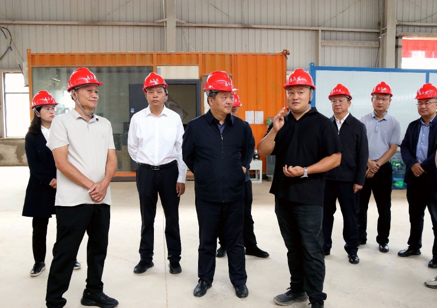 10月1日下午，杨国宗在宾川县宾川康氏灰陶建材有限公司，开展企业安全生产检查。_proc_副本_副本.jpg