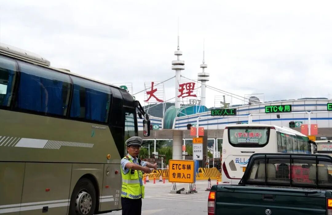 “双节”大理客运量超100万人次！