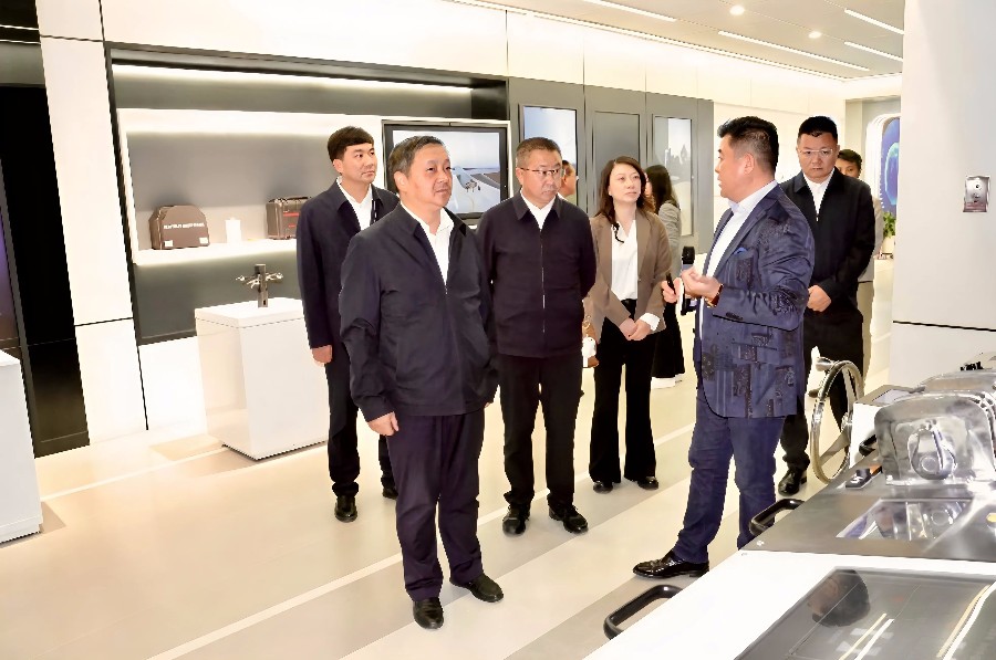 图片说明：10月14日上午，杨国宗率队到北京利亚德集团招商考察_proc_副本.jpg