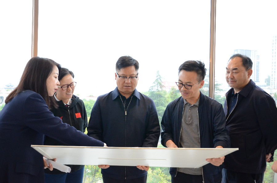 10月17日下午，陈真永在大理市大华中心实地调研了解项目开发建设、销售经营等情况。_proc.jpg