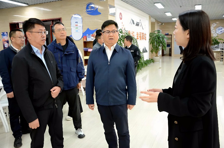 在“大理好工作”平台运营中心，陈真永重点考察了数字平台推动产业、企业、就业“三业联动”的创新实践。_proc_副本.jpg