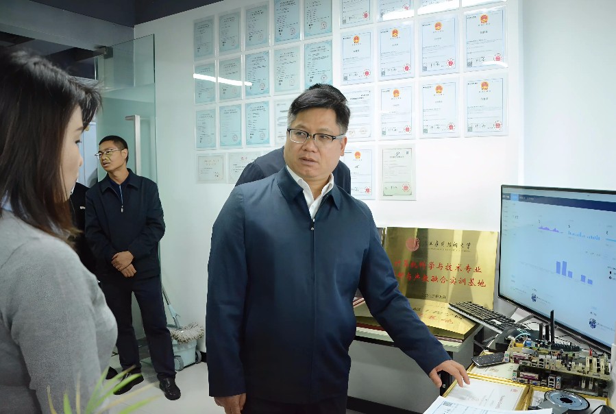 调研大理经济技术开发区数字经济产业园时，陈真永与入驻企业代表进行了深入交流。_proc_副本.jpg