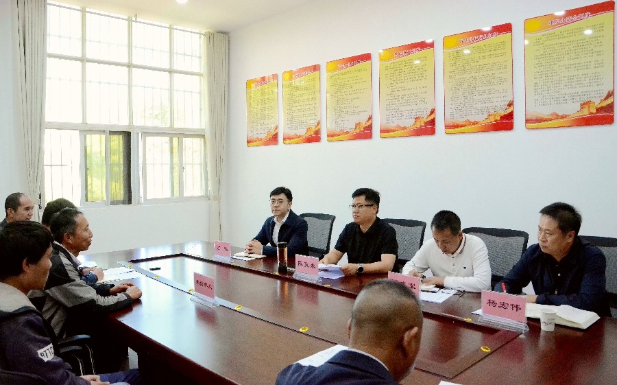 10月21日，陈真永来到洱源县信访接待中心，面对面倾听群众心声，现场协调解决民生难题。_proc_副本.jpg