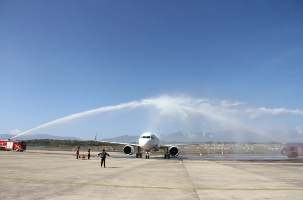 水门礼!又一家航空公司在大理完成首航