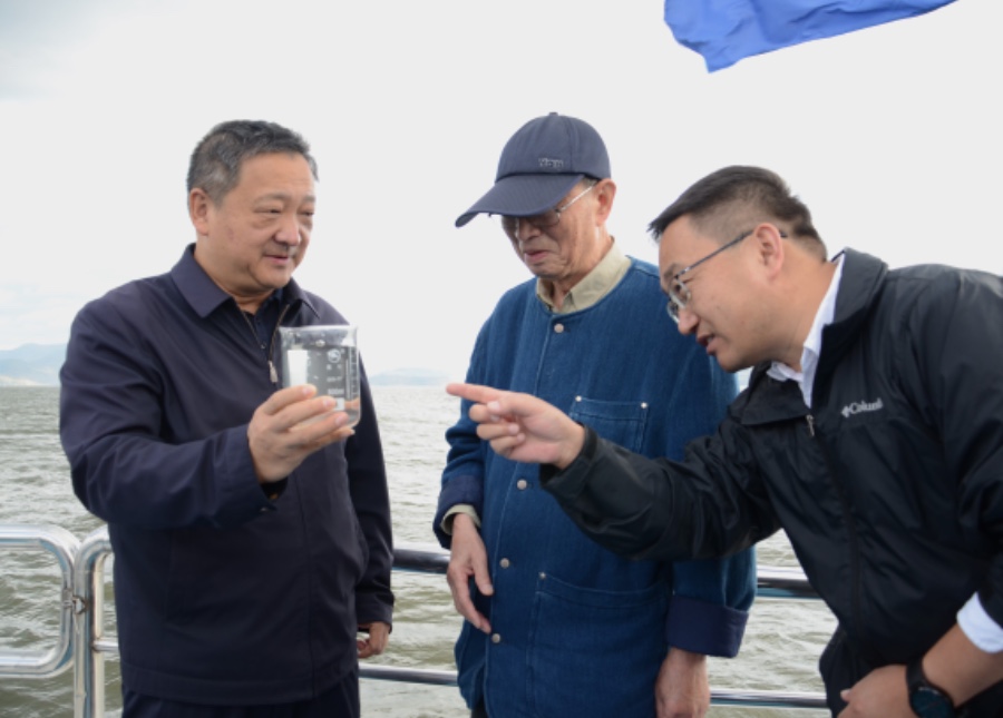 10月31日上午，杨国宗率队调度洱海保护精准治理工作，现场查看了解水质采样情况。.JPG