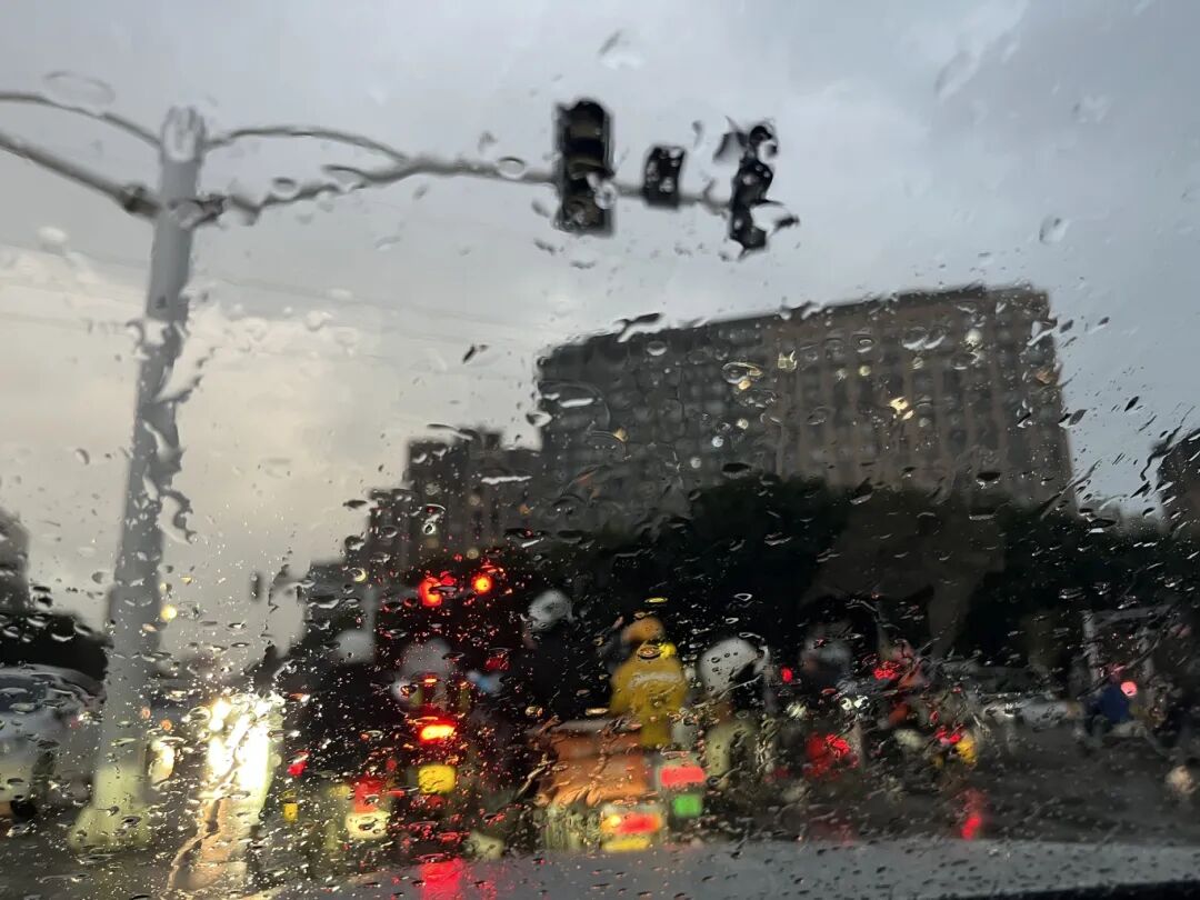 多地下雪! ҈ 雨 ҈ 雨 ҈ 雨 ҈ 冷 ҈ 冷 ҈ 冷 ҈ 🥶暴雨预警，接下来的大理......