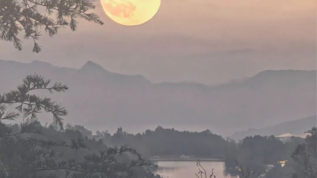 大理人昨晚错过的“超级月亮”，今天给你补上~