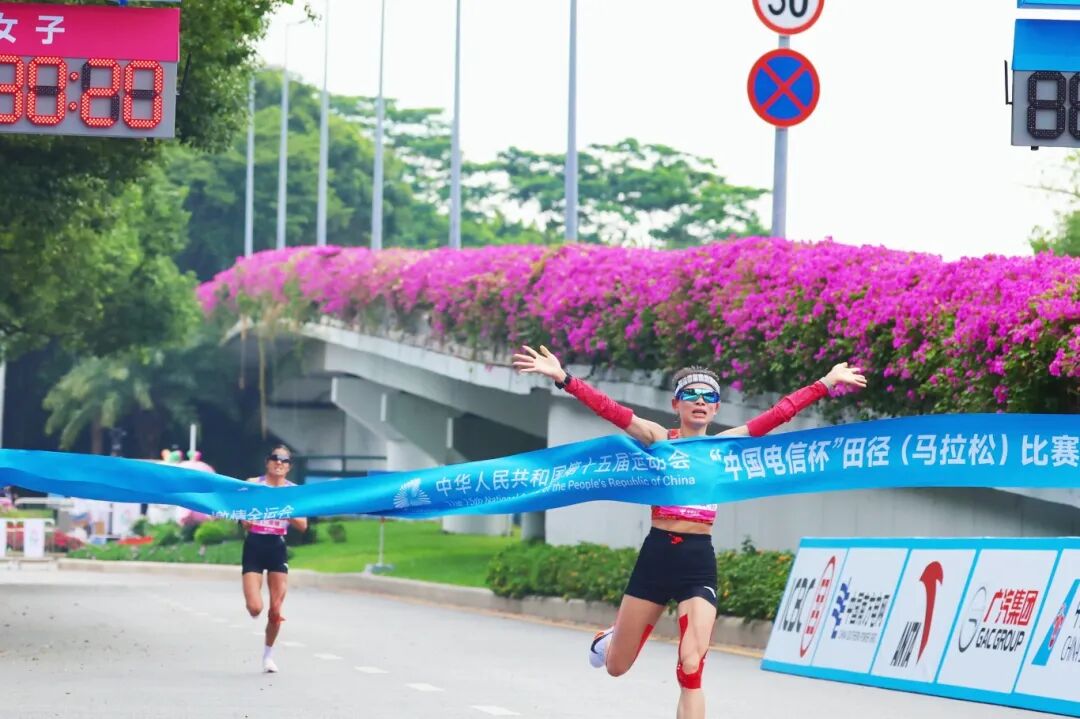 从山村女孩到“长跑女王”！她用双脚书写传奇~