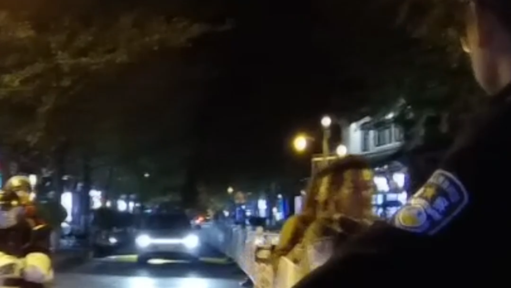 《心疼！交警执勤时被冲卡摩托车撞伤，暴力抗法者已被采取刑事强制措施》