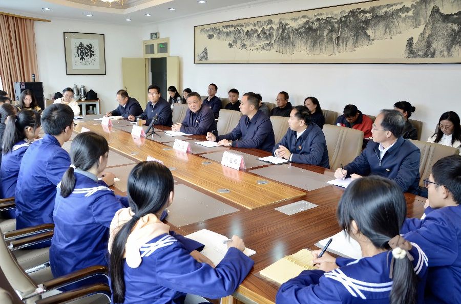 杨国宗在大理市专题调研公共服务保障等工作时强调 深入践行以人民为中心的发展思想 办好群众家门口的好学校好医院