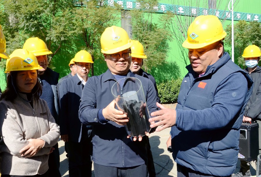 11月27日下午，陈真永到云南顺丰洱海环保科技股份有限公司了解生物质颗粒燃料研发应用情况。_proc_副本.jpg